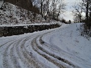 10 Strada ghiacciata, si cammina ai lati sulla neve